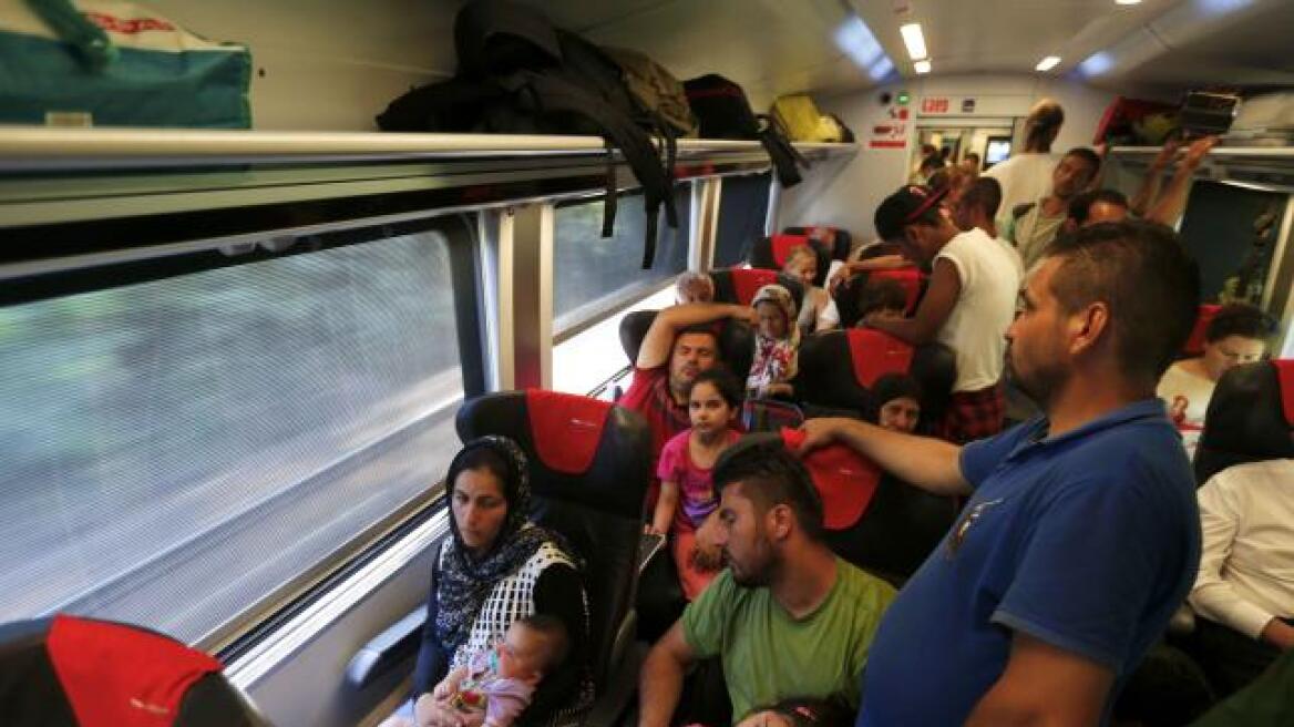 Αυστρία: Ανακουφισμένοι πρόσφυγες έτρεχαν να επιβιβαστούν σε τρένα για Γερμανία